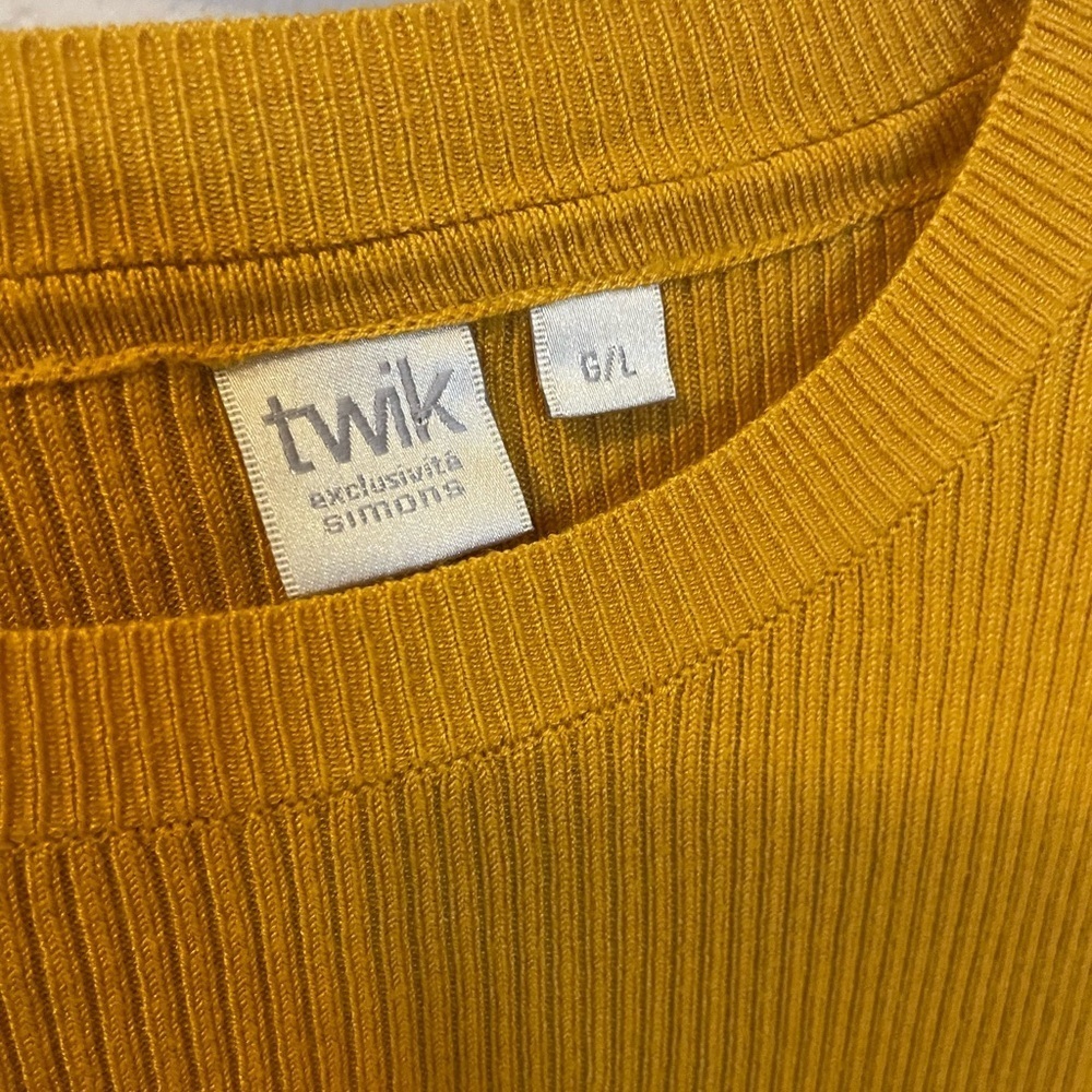 Twik Women’s Yellow Cropped Ribbed Knit Top size Large - Picture 2 of 4